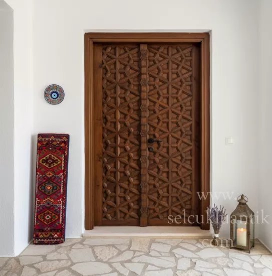 Osmanlı Tarzı El İşçiliği Ahşap Kapı Modelleri